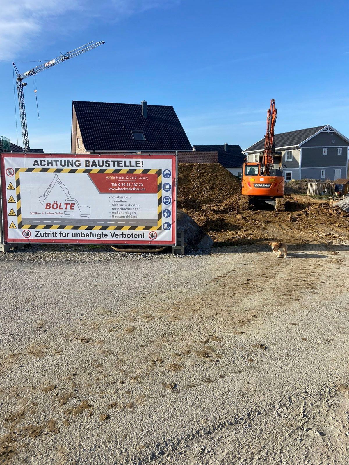 Eine Baustelle mit einem Schild mit der Aufschrift „Achtung Baustelle“.