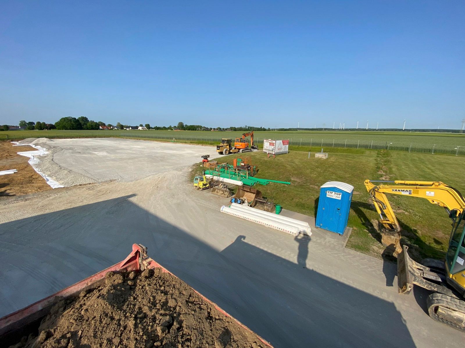 Am Straßenrand liegt ein großer Erdhaufen.