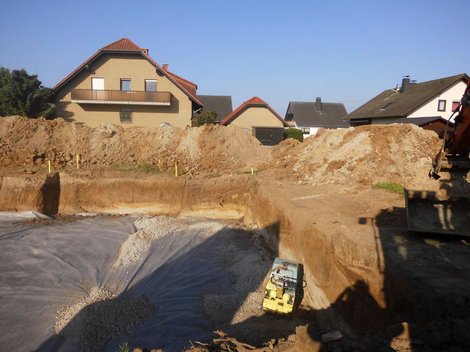 Ein großer Erdhaufen liegt vor einem Haus