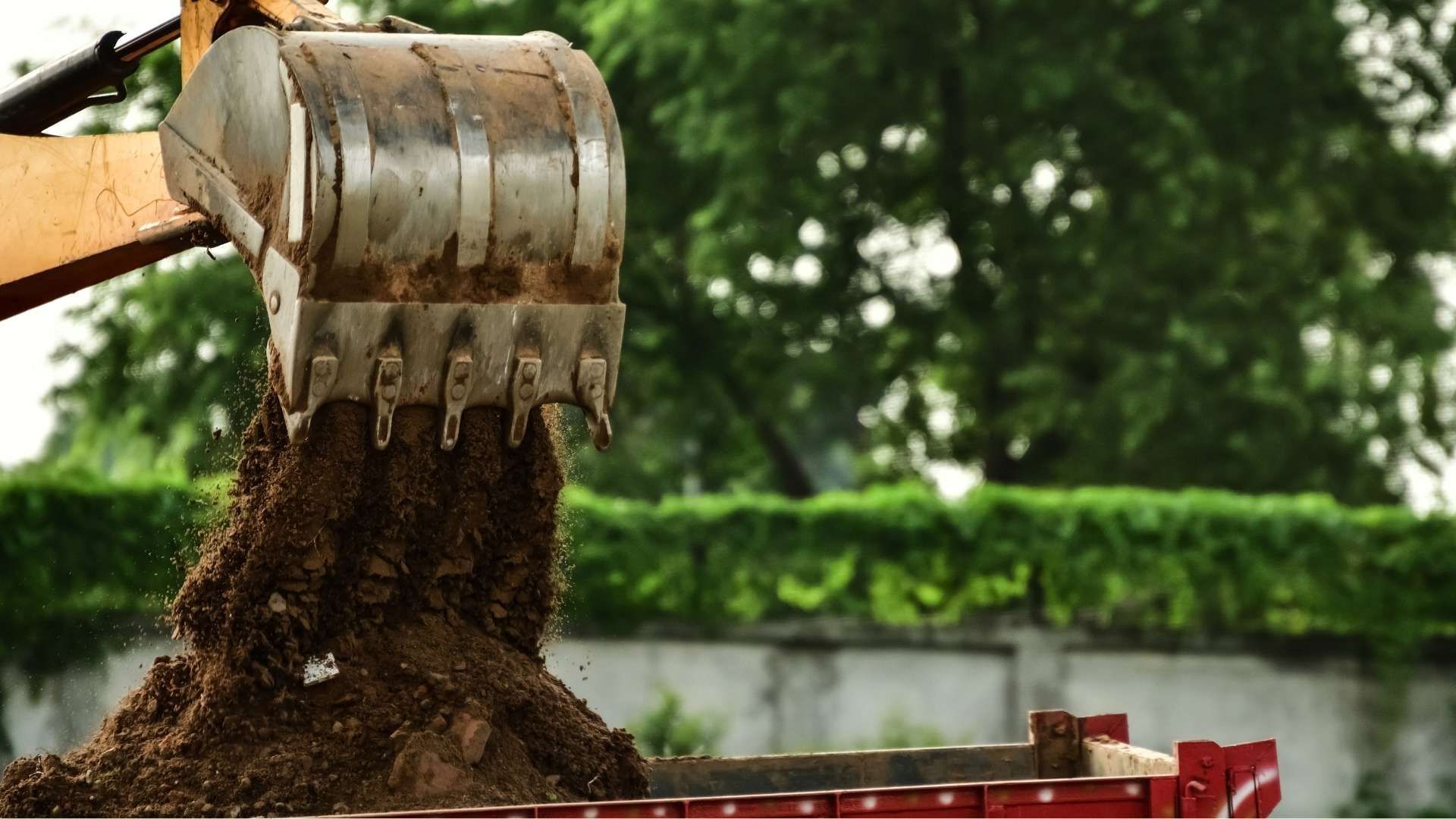 Camión TERENS azul con grúa, estacionado al aire libre contra un cielo nublado.