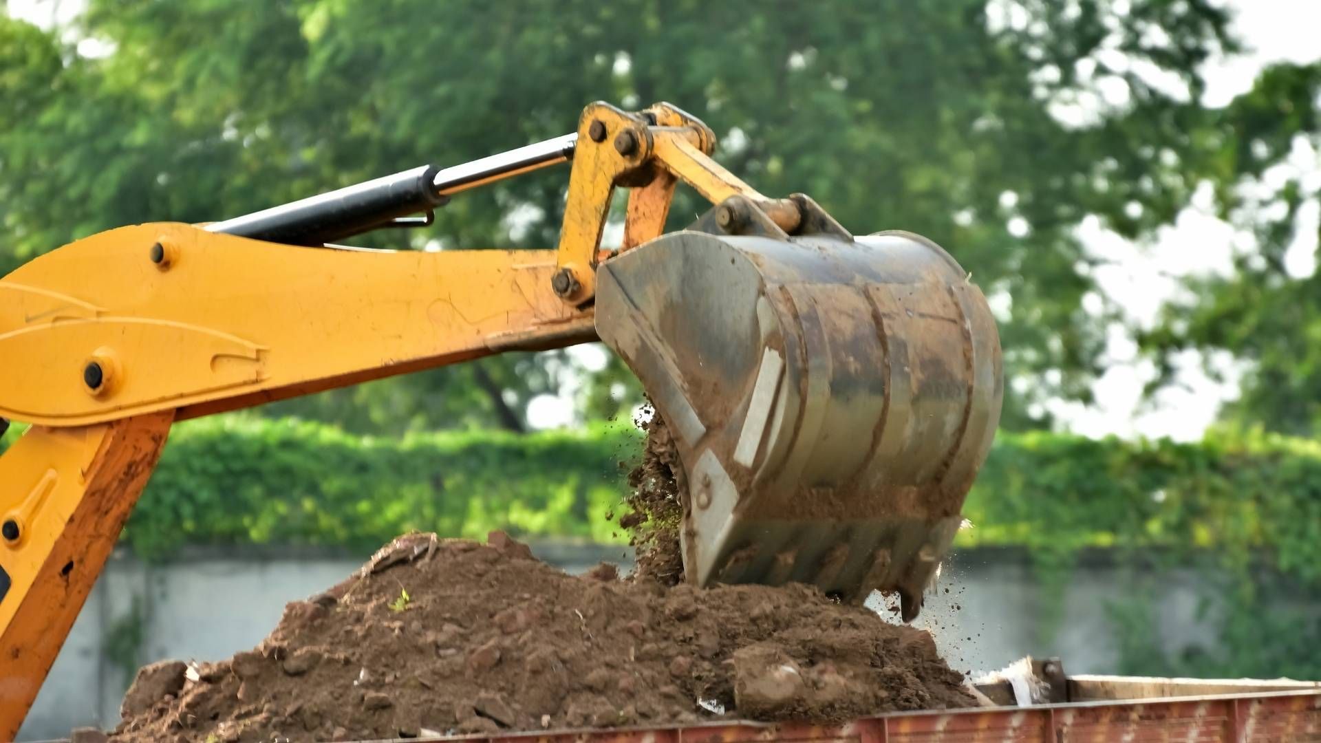 Camión Terens blanco y azul con grúa estacionado al aire libre bajo un cielo azul.