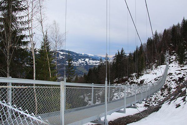 La passerelle himalayenne sur  l'ancienne route du lac Vert