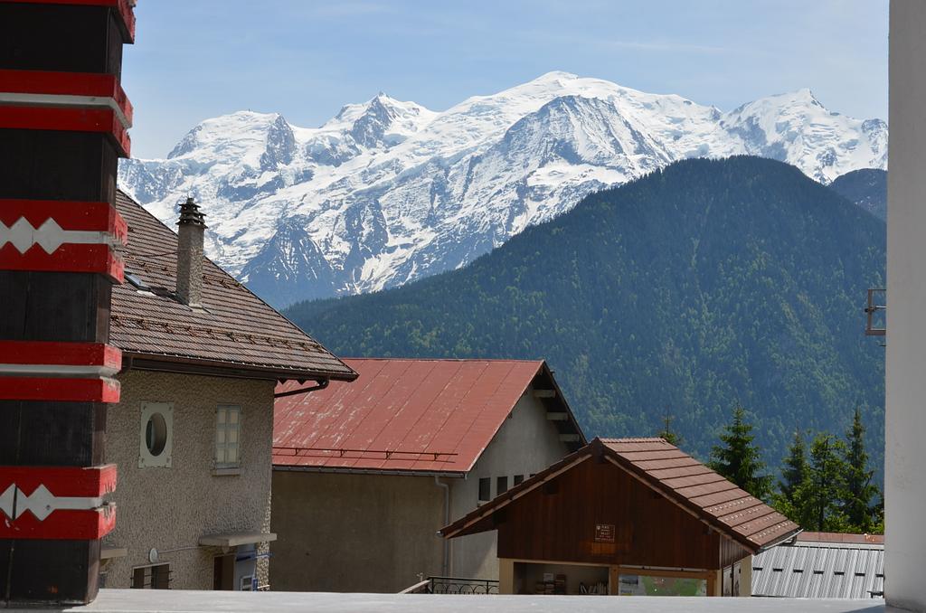 Maison avec arrière-plan du Mont-Blanc