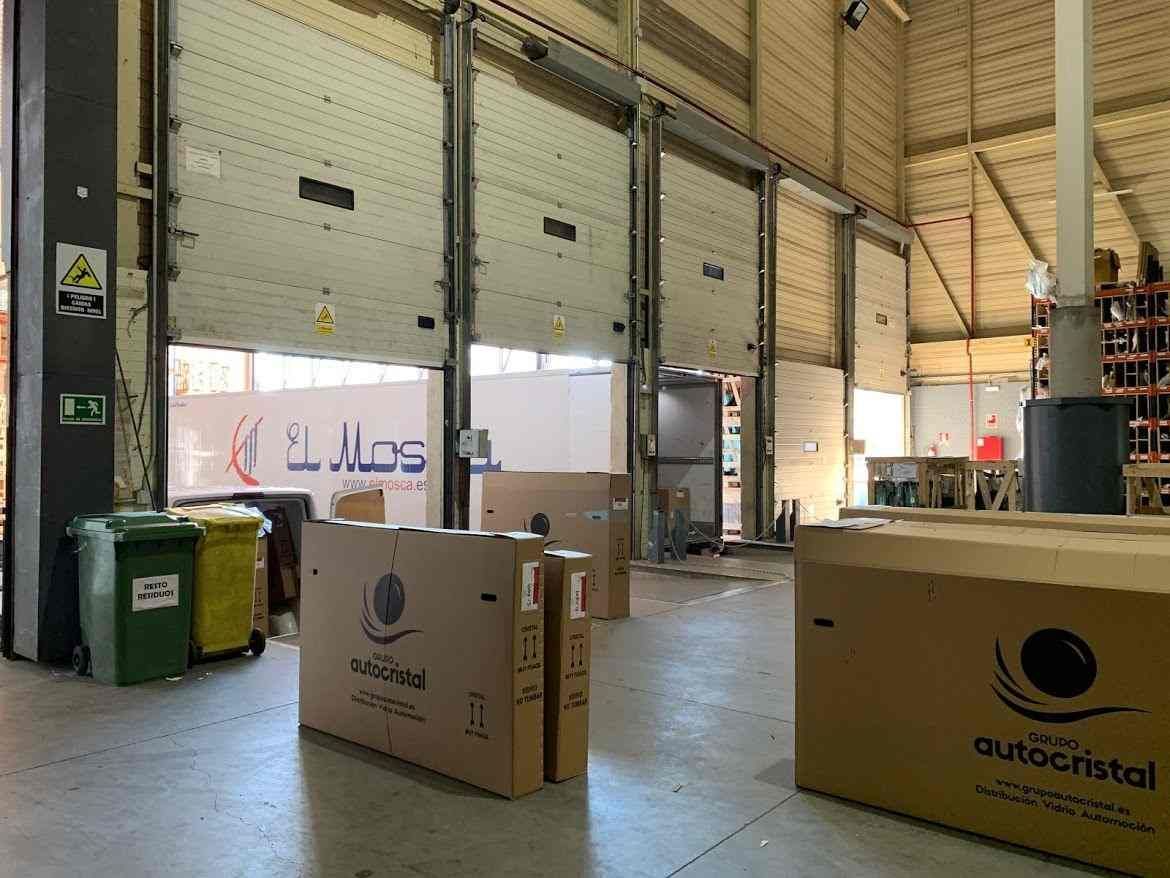 Un almacén lleno de muchas cajas y botes de basura.