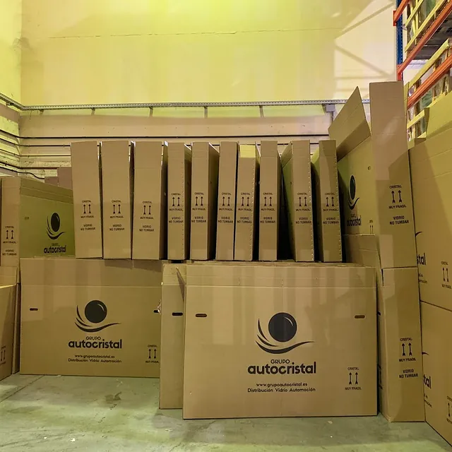 Un montón de cajas que dicen autocristal.