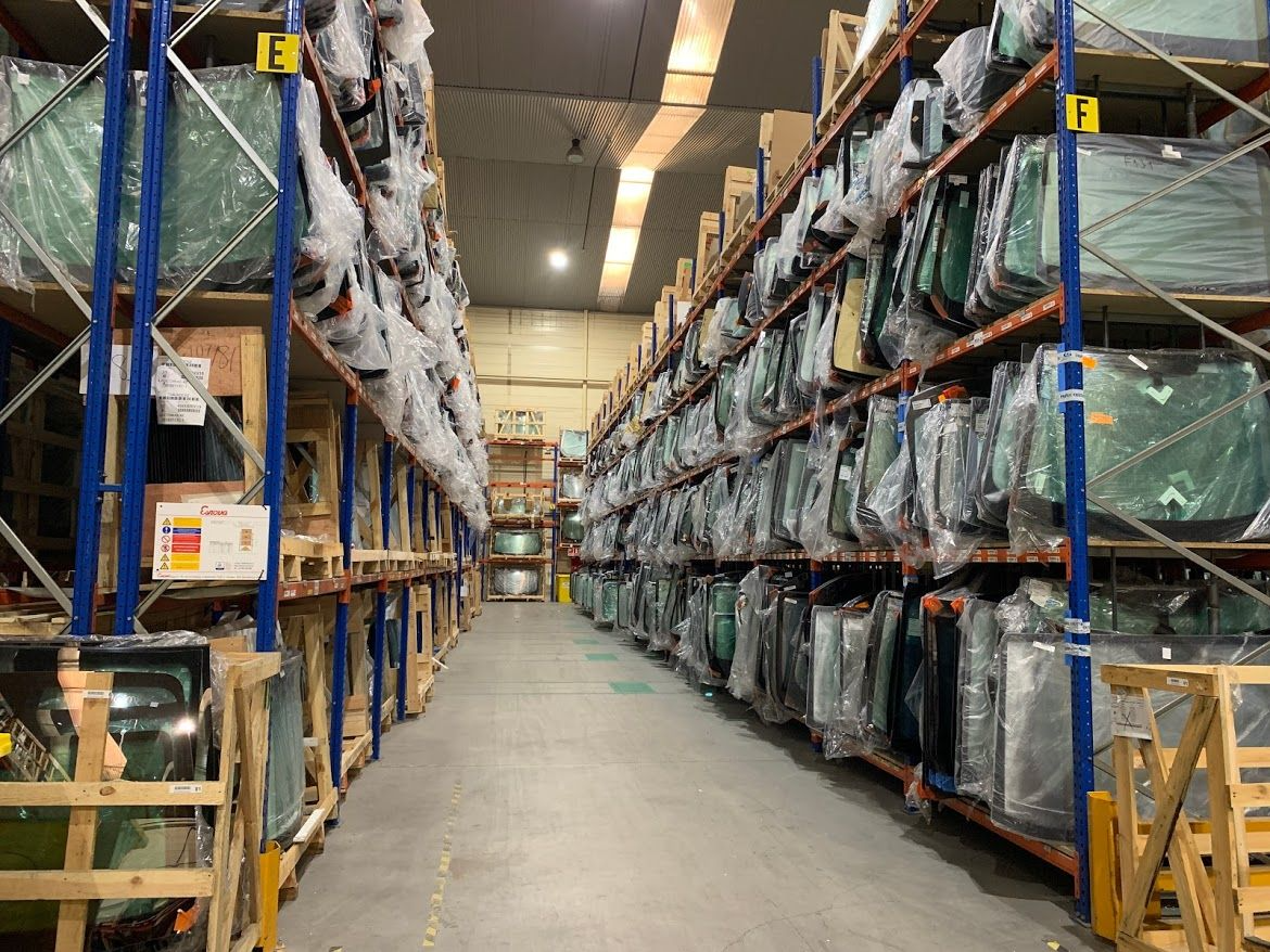 Un gran almacén lleno de muchos tipos diferentes de vidrio.
