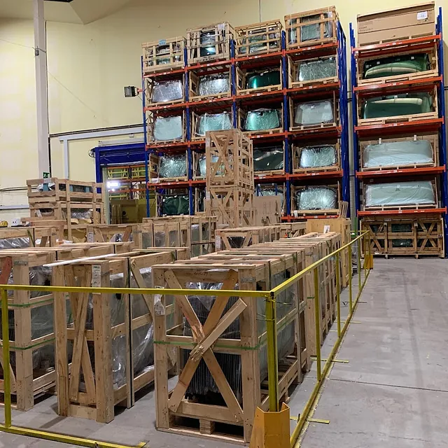 Un almacén lleno de muchas cajas y estantes.