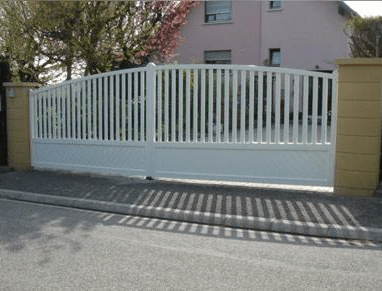 Portail blanc en PVC