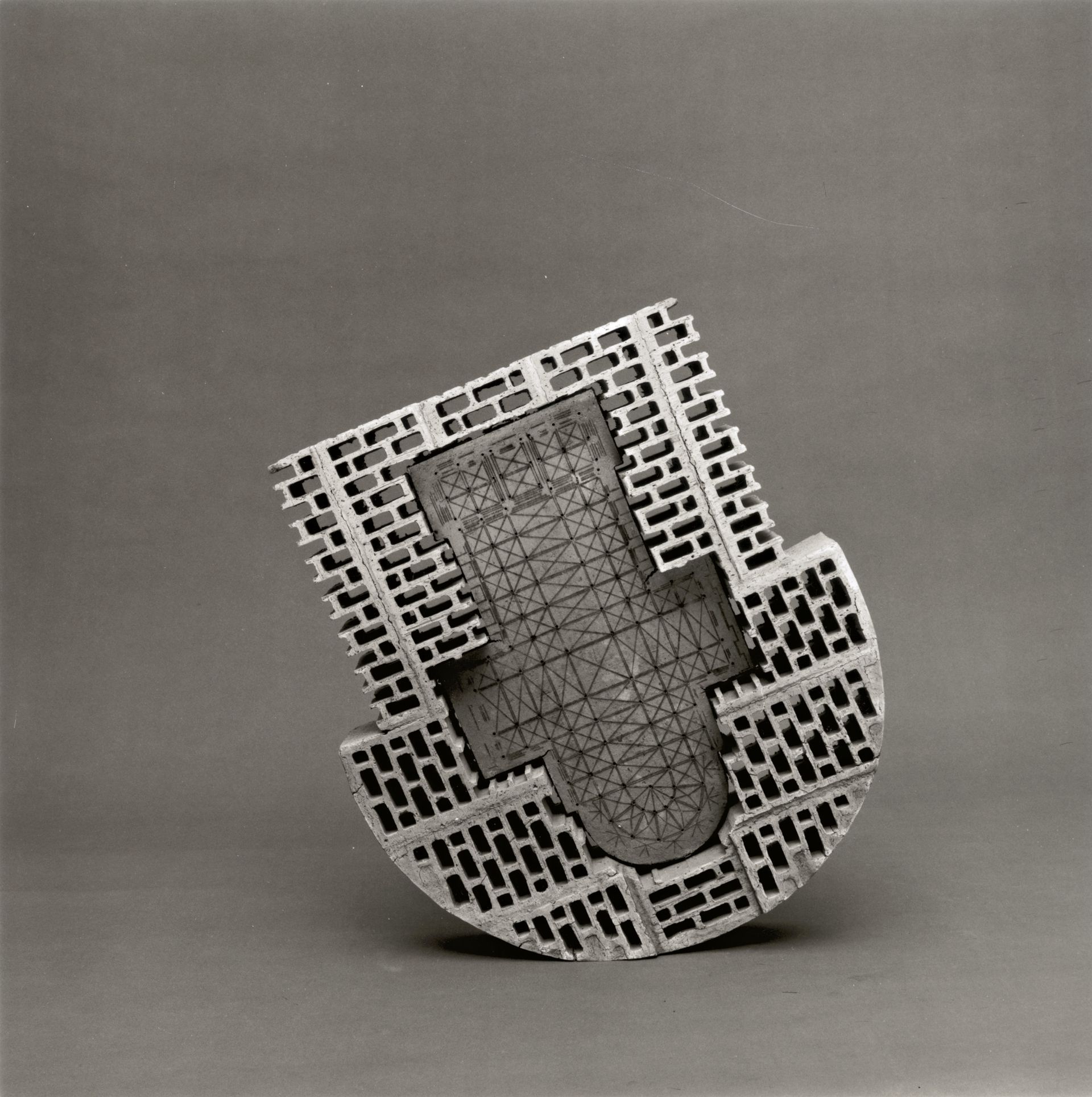 Objekt in Form eines Kirchengrundrisses, Terrakotta, Ziegel