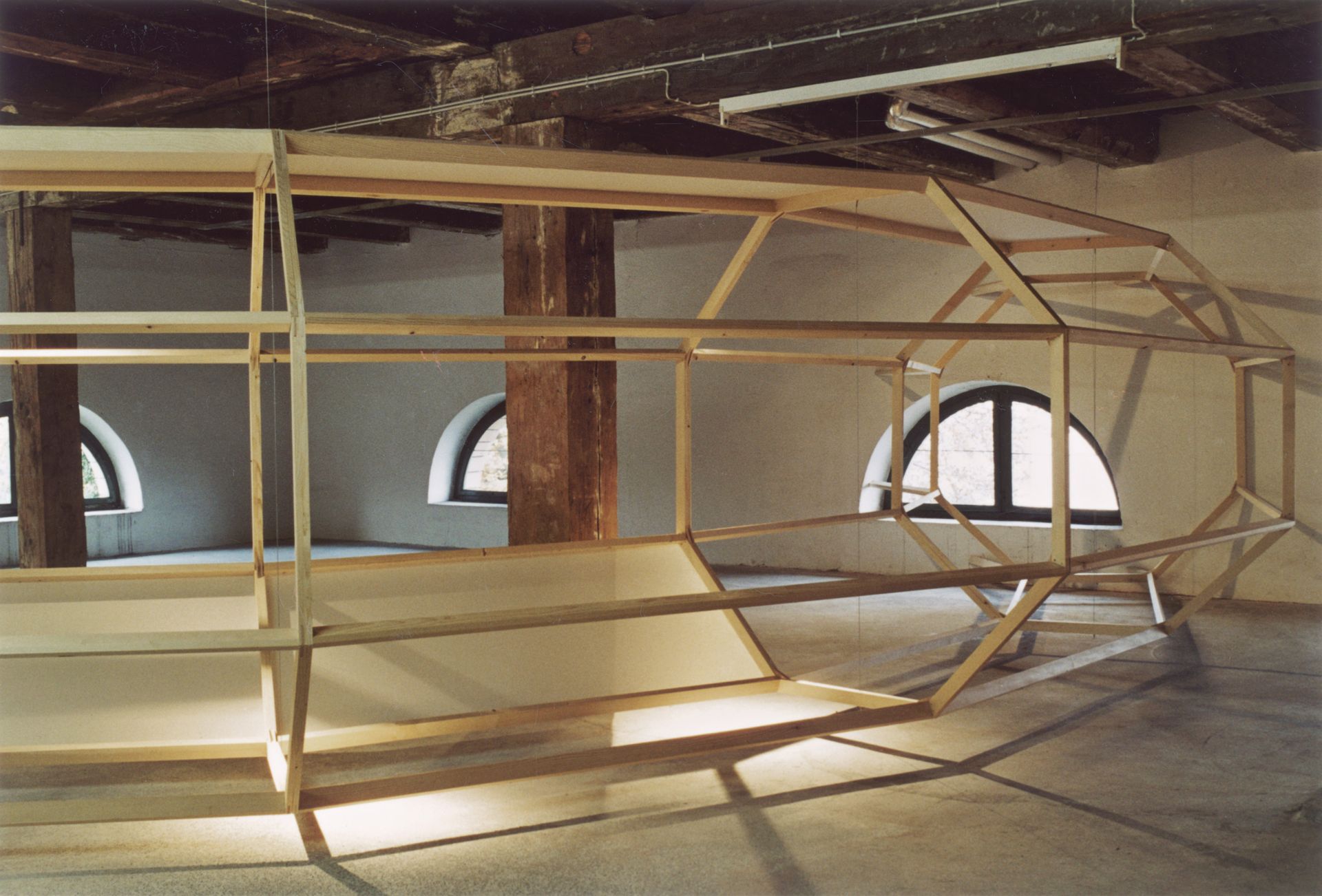 Raum-Installation, Holzleisten, Stoffbahnen