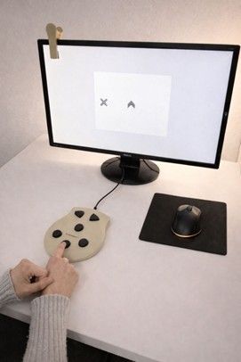 Ein Arzt gibt einem Patienten ein Pulsoximeter.