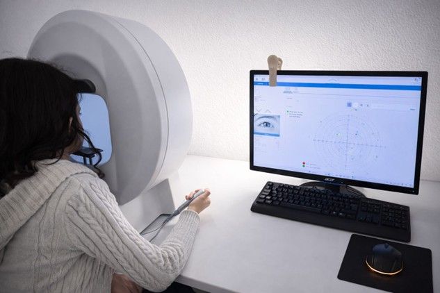 Ein Arzt gibt einem Patienten ein Pulsoximeter.