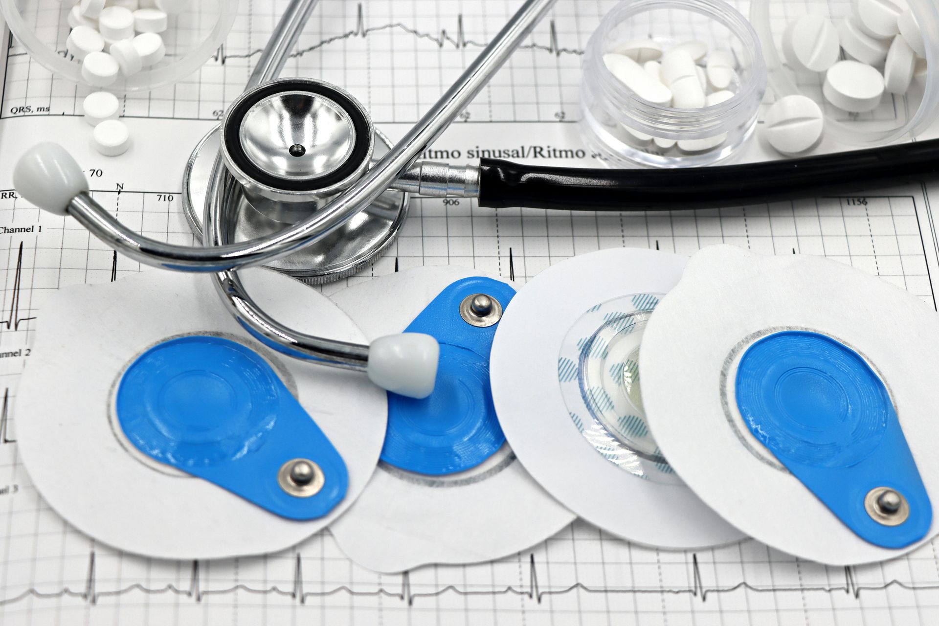 Ein Arzt gibt einem Patienten ein Pulsoximeter.
