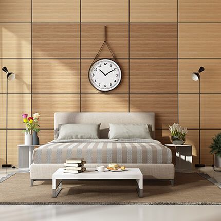 Un dormitorio con una cama y un reloj en la pared.