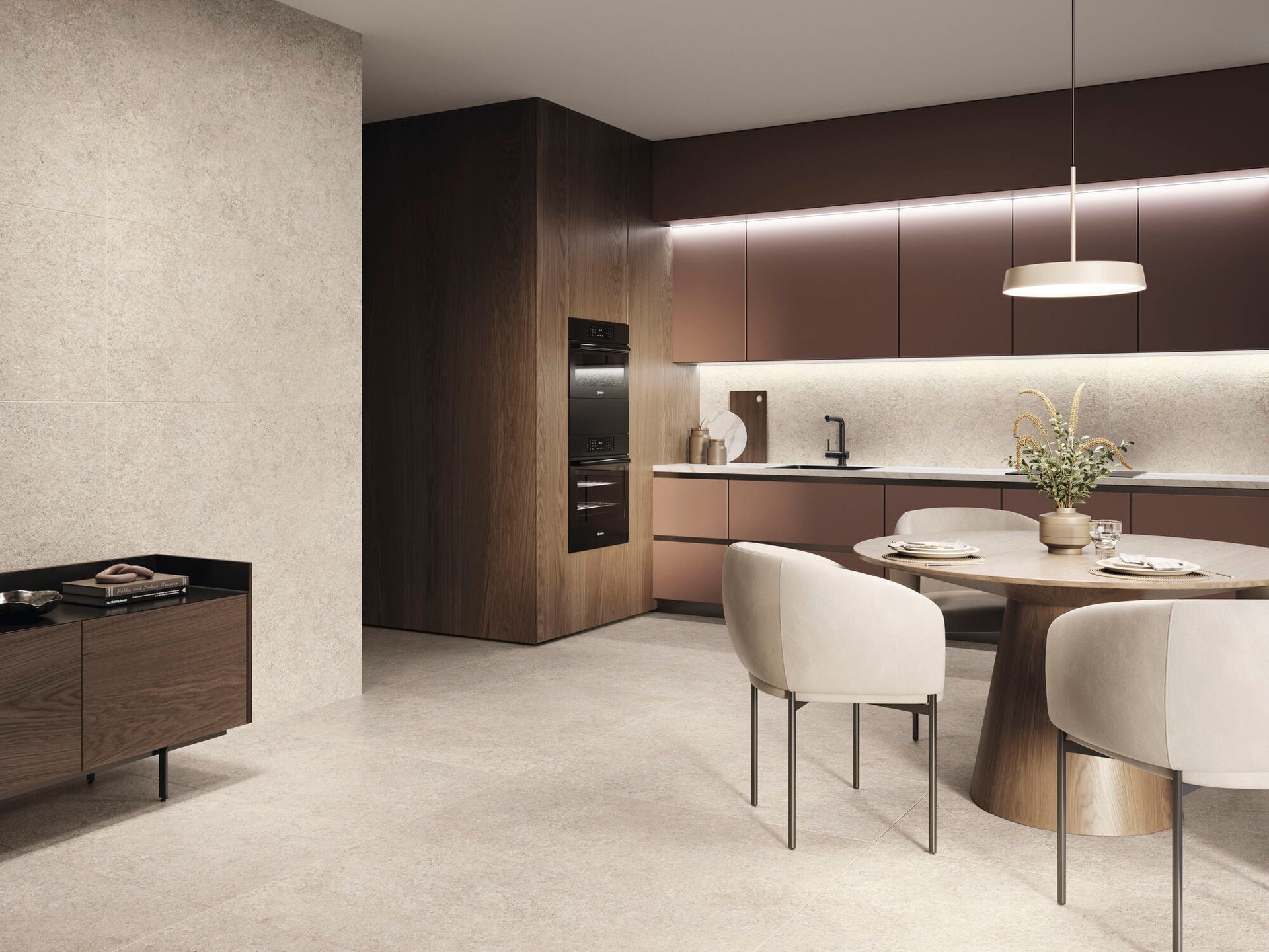 Cocina y comedor modernos con armarios de madera, sillas beige y una mesa minimalista bajo iluminación colgante.