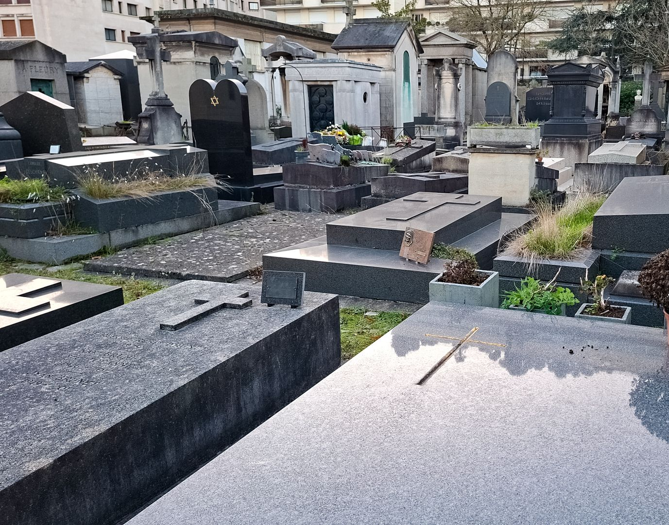 Cimetière avec diverses tombes et pierres tombales 