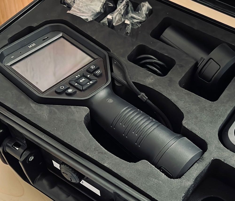 Schwarze, handliche Wärmebildkamera in einem Formgehäuse.