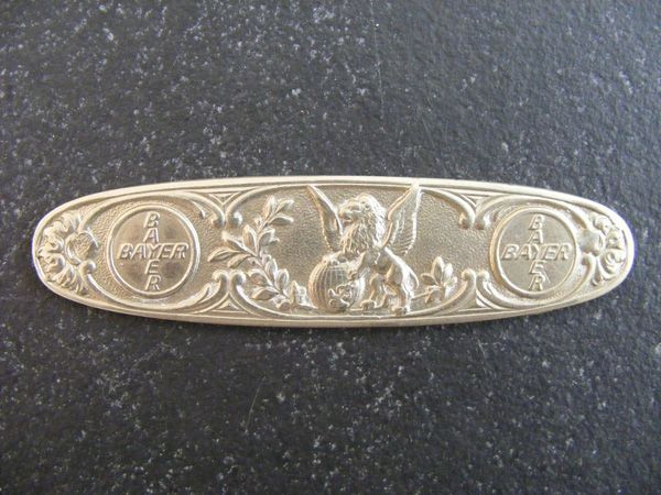 Ein silberner Barren mit dem Wort Bäcker darauf