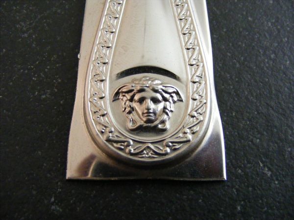 Ein silberner Gegenstand mit einem Medusenhaupt darauf