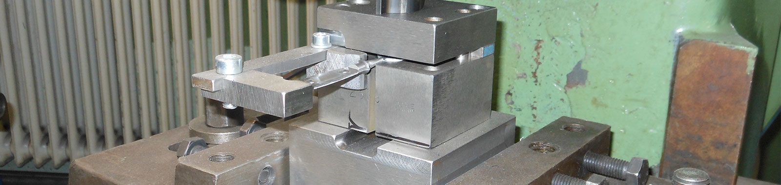 Ein Stapel Metallblöcke, die übereinander auf einem Tisch liegen.