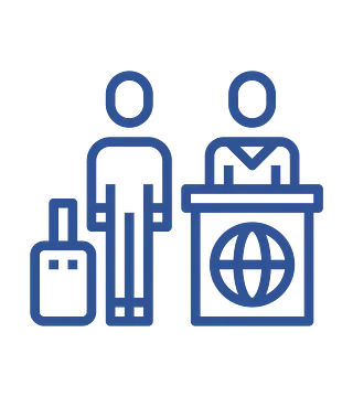 Un hombre con una maleta está de pie junto a una mujer en un mostrador.