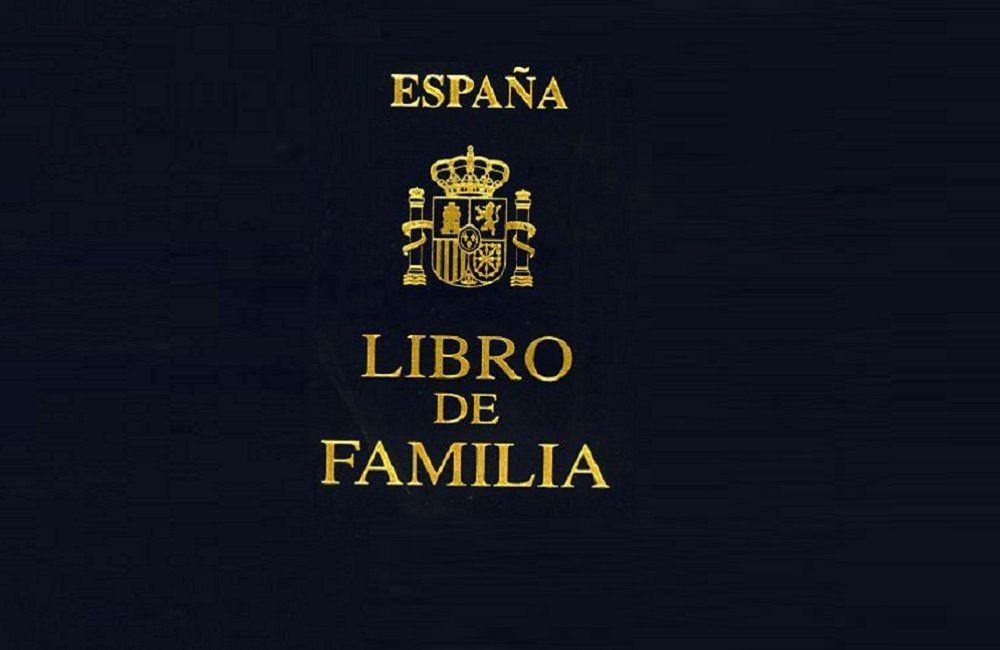 Un pasaporte español con las palabras libro de familia en él.