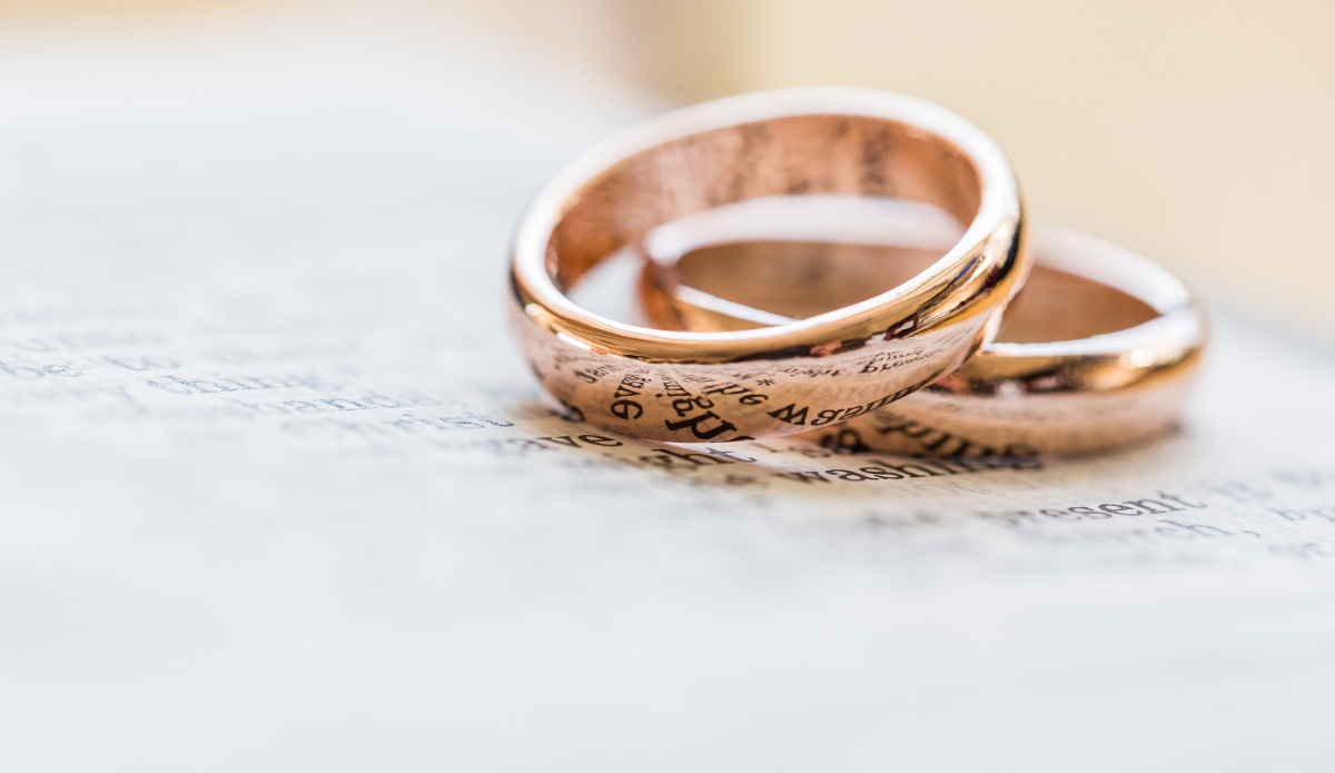 Dos anillos de boda están encima de un trozo de papel.