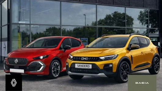 Une Renault rouge et une Dacia Sandero jaune sont garées côte à côte devant un bâtiment moderne à façade vitrée.