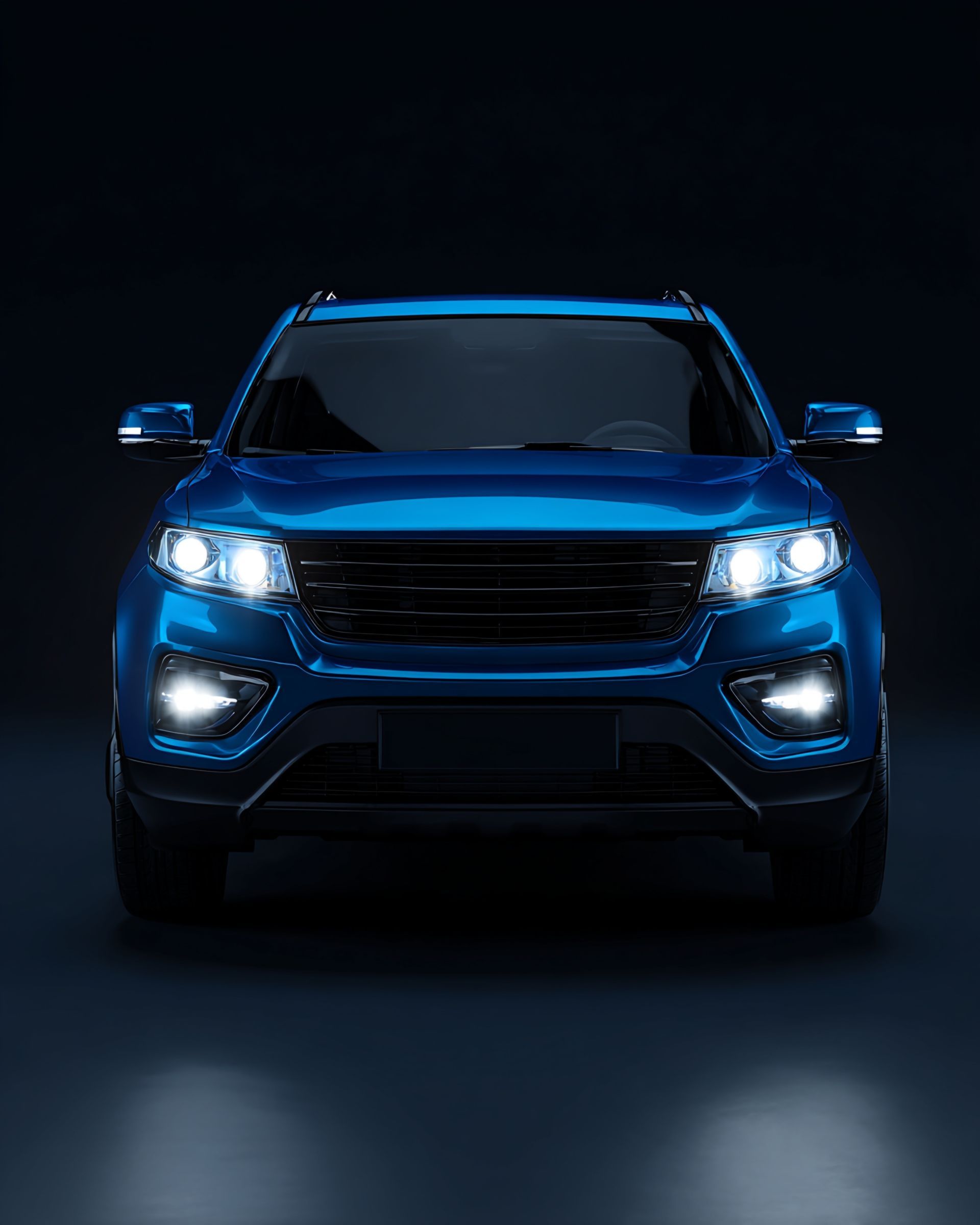 Un SUV bleu brillant vu de face, phares et feux antibrouillard allumés, sur fond sombre.