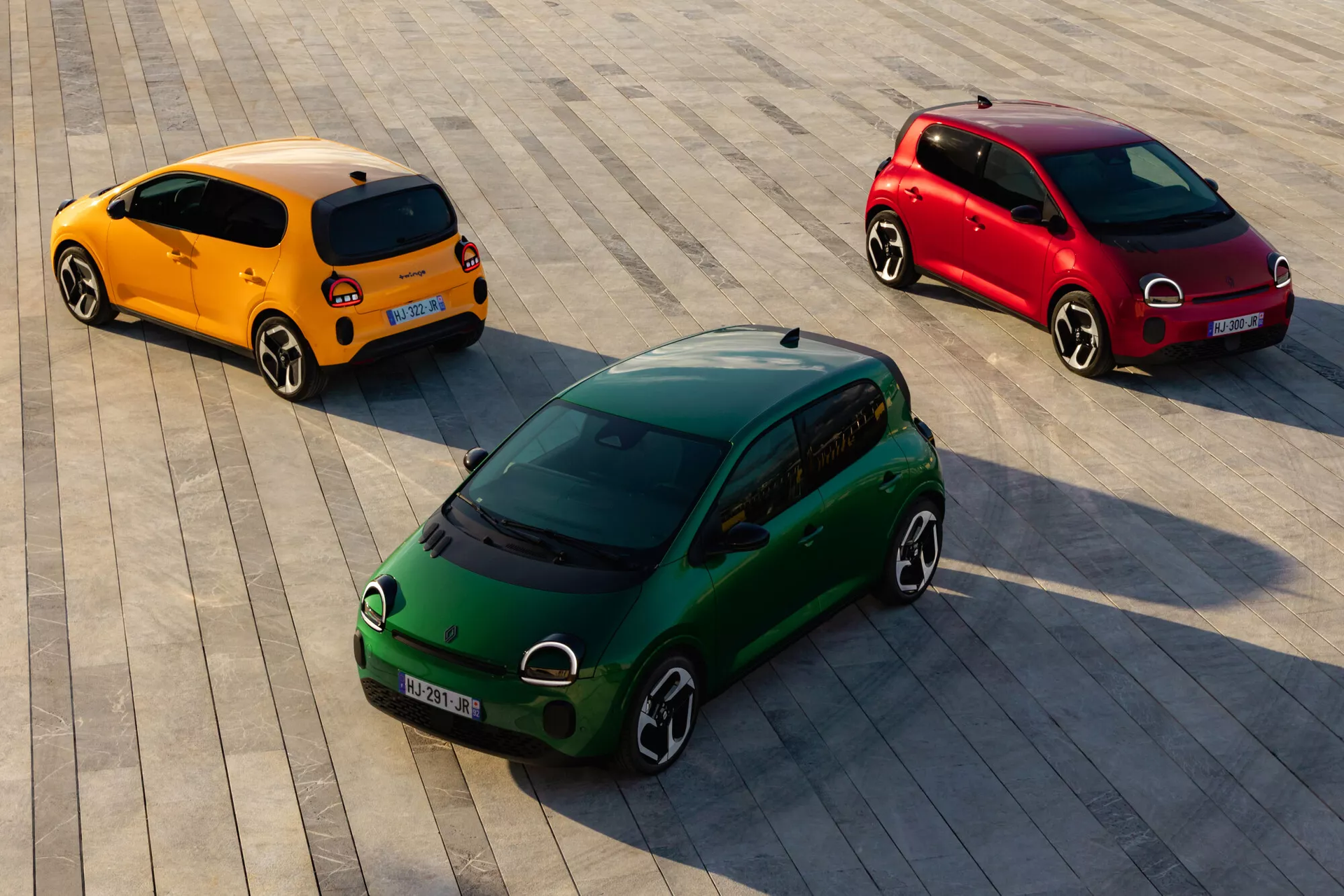 Trois voitures Renault garées.