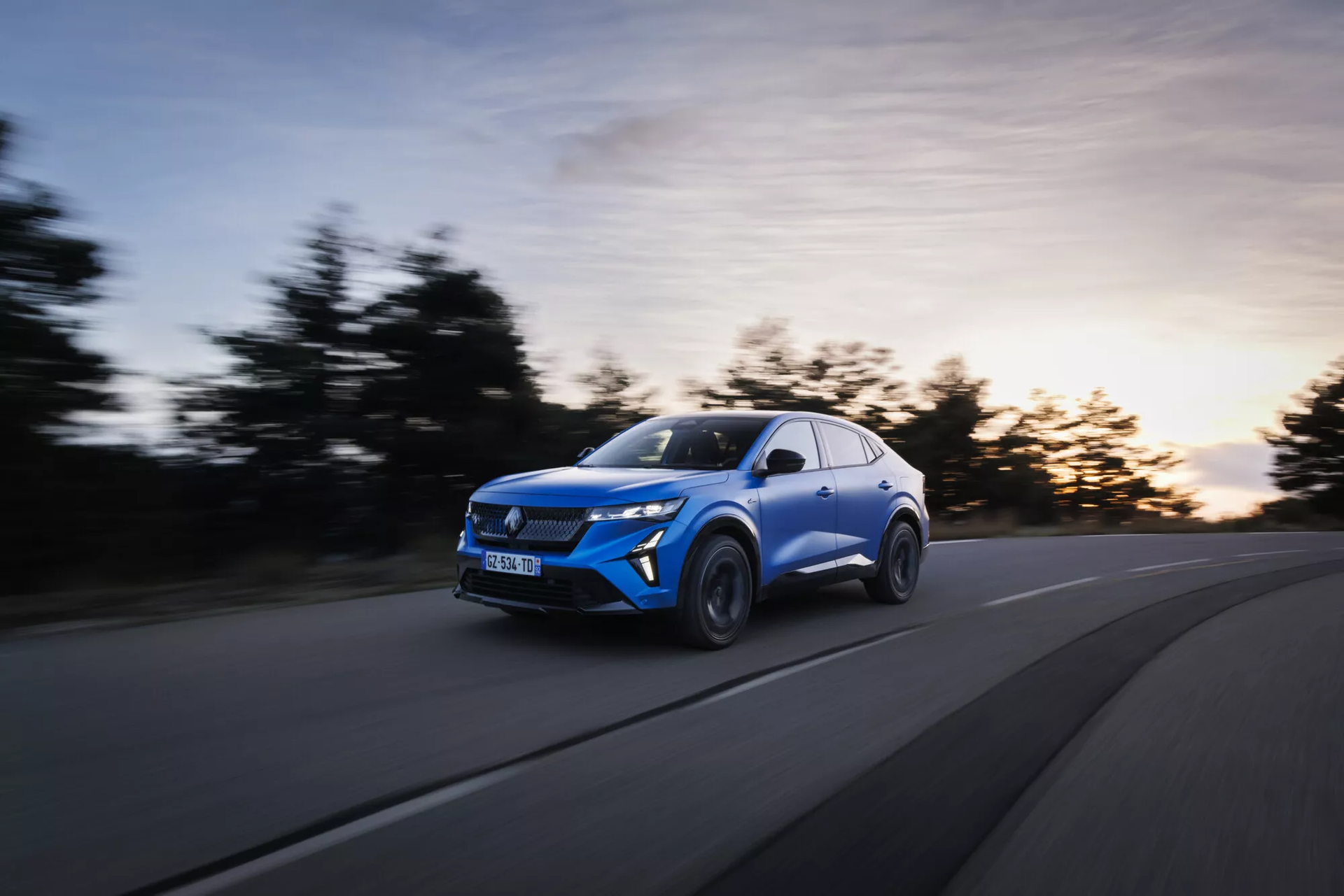 Un SUV bleu vif.