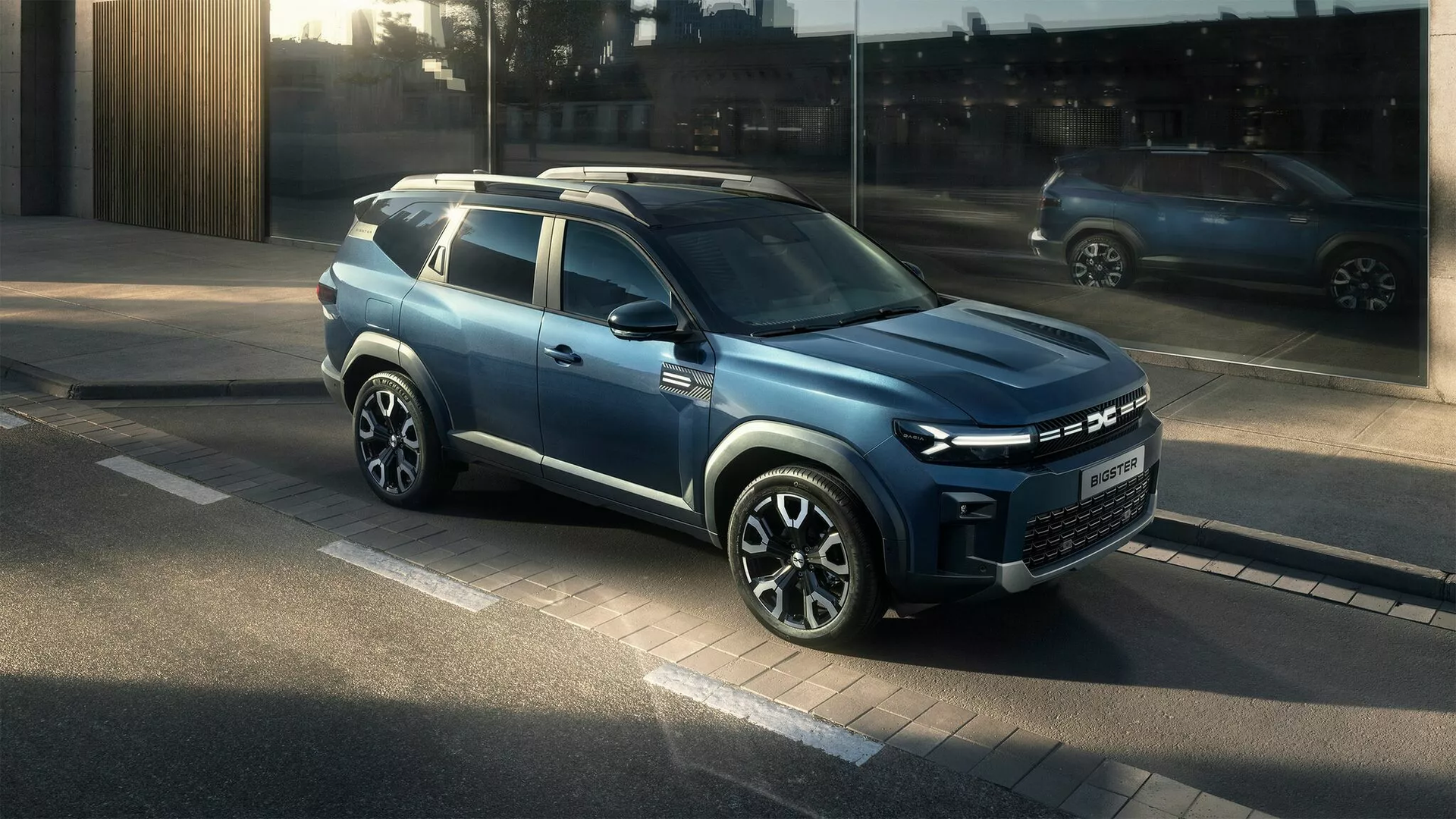 Un SUV Dacia Duster bleu est garé dans une rue de la ville, à côté d'un bâtiment moderne.