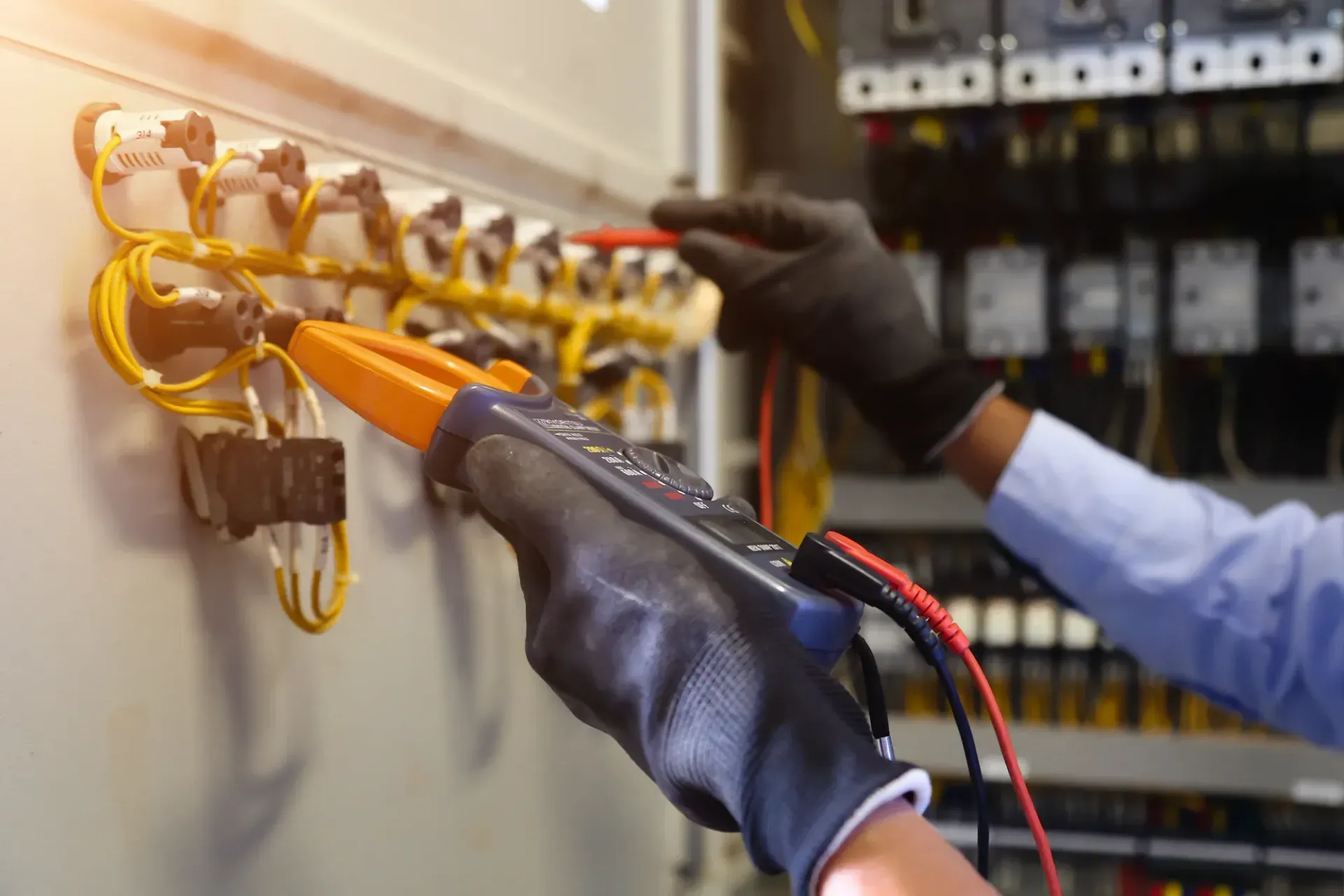 Cuadro el&eacute;ctrico realizando instalaci&oacute;n