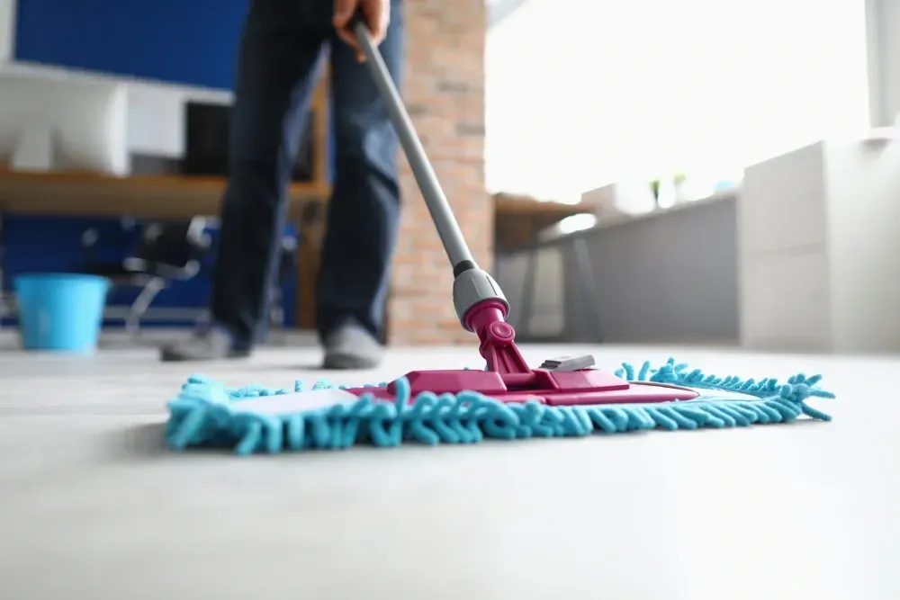 Limpieza tras fin de obra de un suelo con una mopa