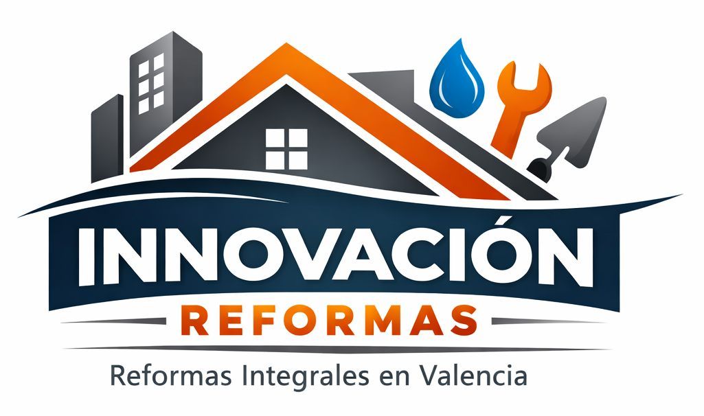 Logo de Innovaci&oacute;n Reformas con casa, edificios e iconos de herramientas en azul, naranja y gris.