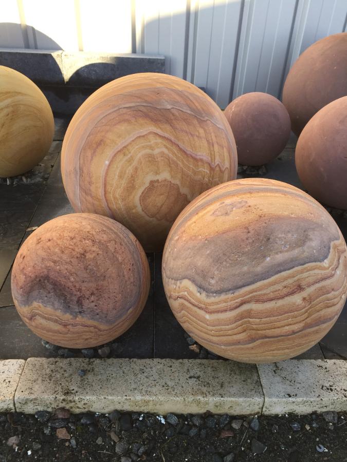 BOULES EN PIERRE