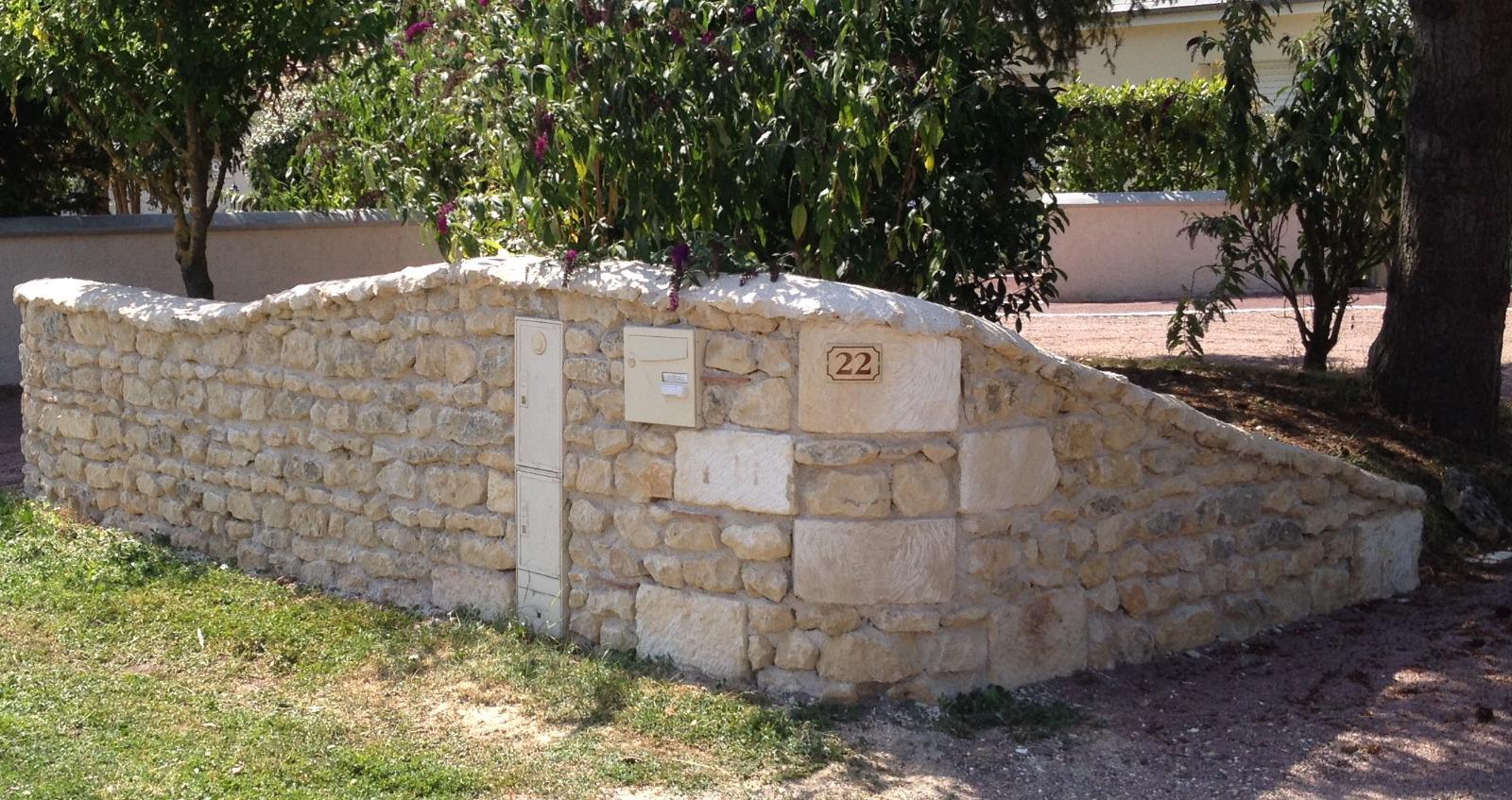 Construction d'un mur en pierres sèches, Les Ormes près de Châtellerault