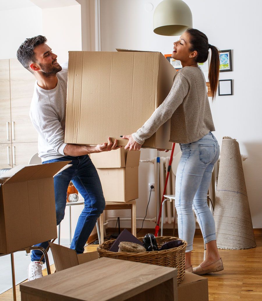 Homme déplaçant des cartons