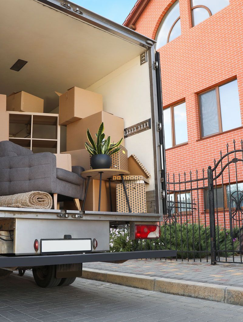 Camion de déménagement avec coffre ouvert