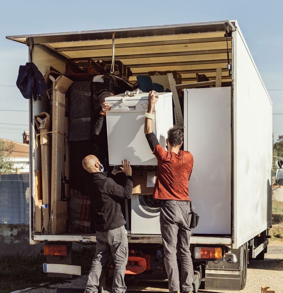 Déménageurs chargeant un lave-vaiselle