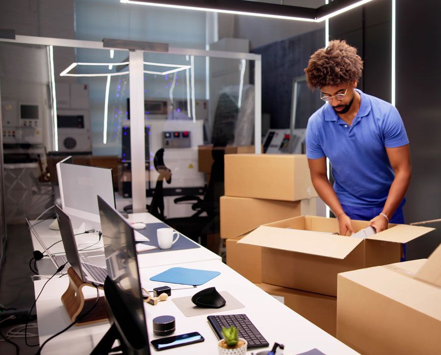 Jeune femme brune portant des cartons