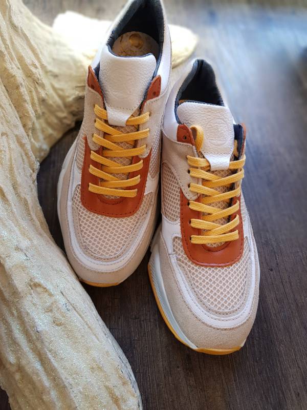Bunte Sportschuhe mit Mesh Material