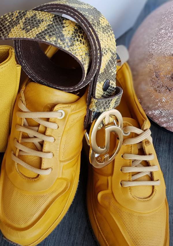 Gelbe Lederschuhe und gelb-brauner Schlangenledergürtel
