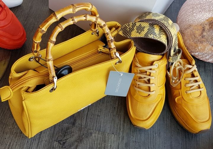 Gelbe Lederschuhe und gelbe Ledertasche mit Bambushenkel