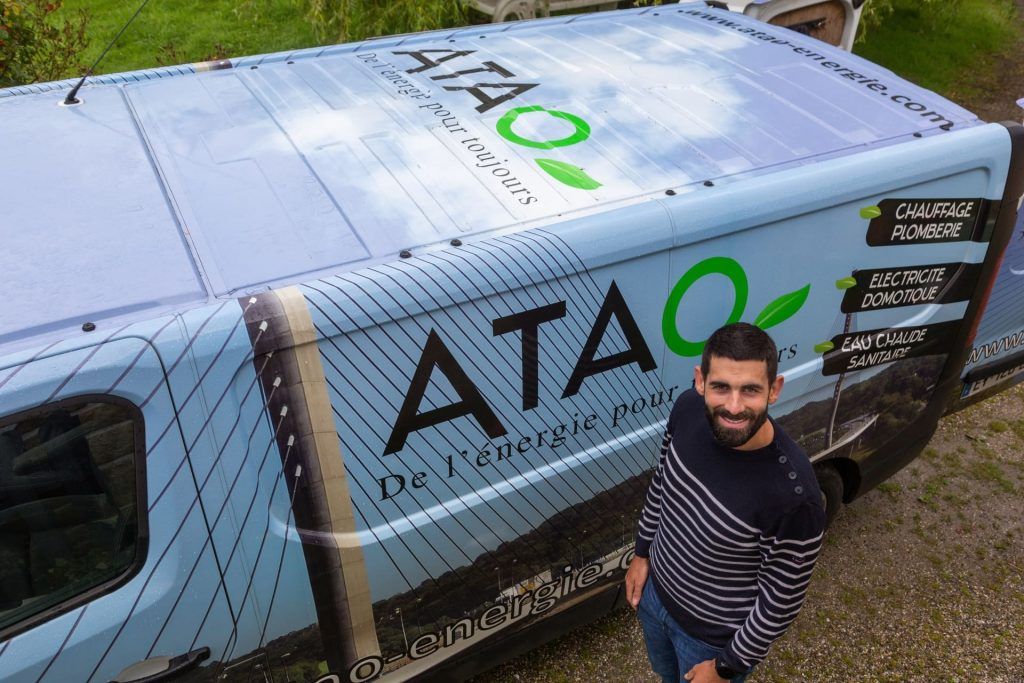 Le patron de l'entreprise se tient à côté du camion ATAO