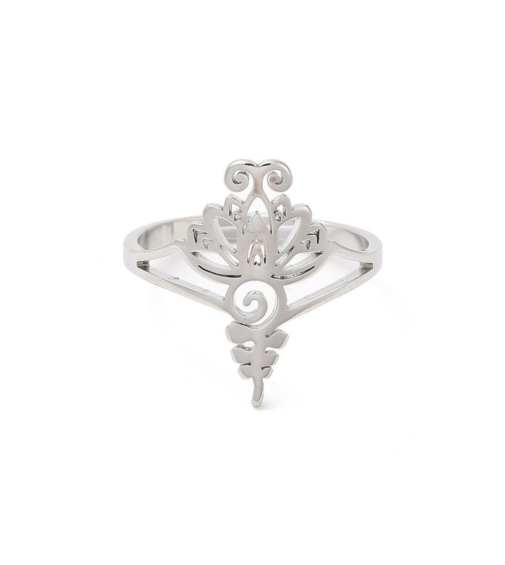 Anillo de filigrana de plata con diseño floral y de volutas adornadas.