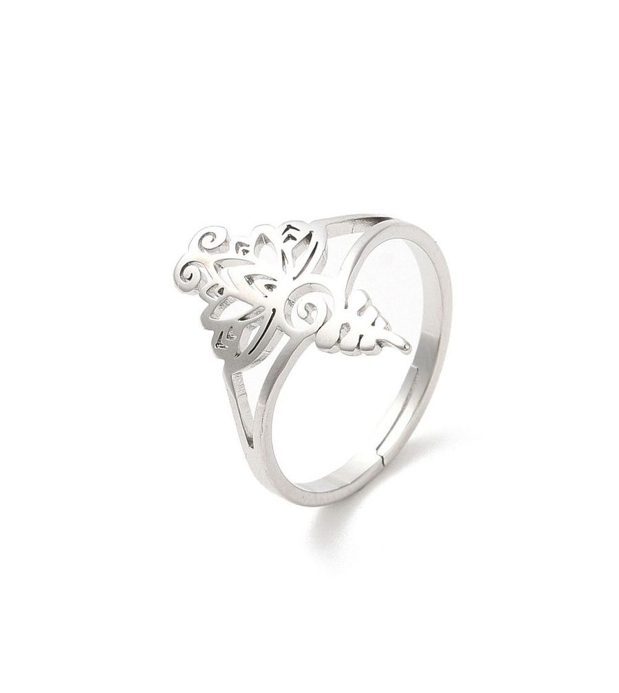 Anillo de plata con diseño de filigrana floral.