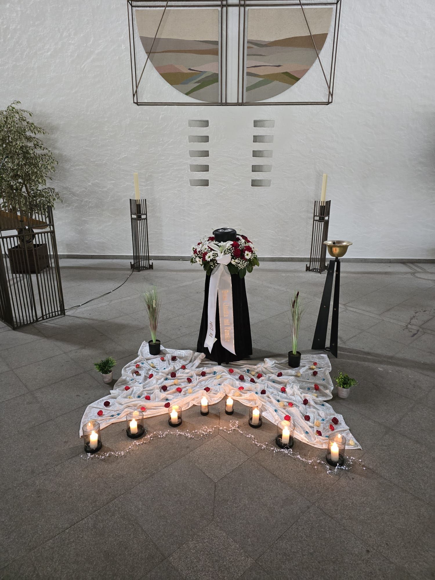 Eine Urne mit Blumengesteck