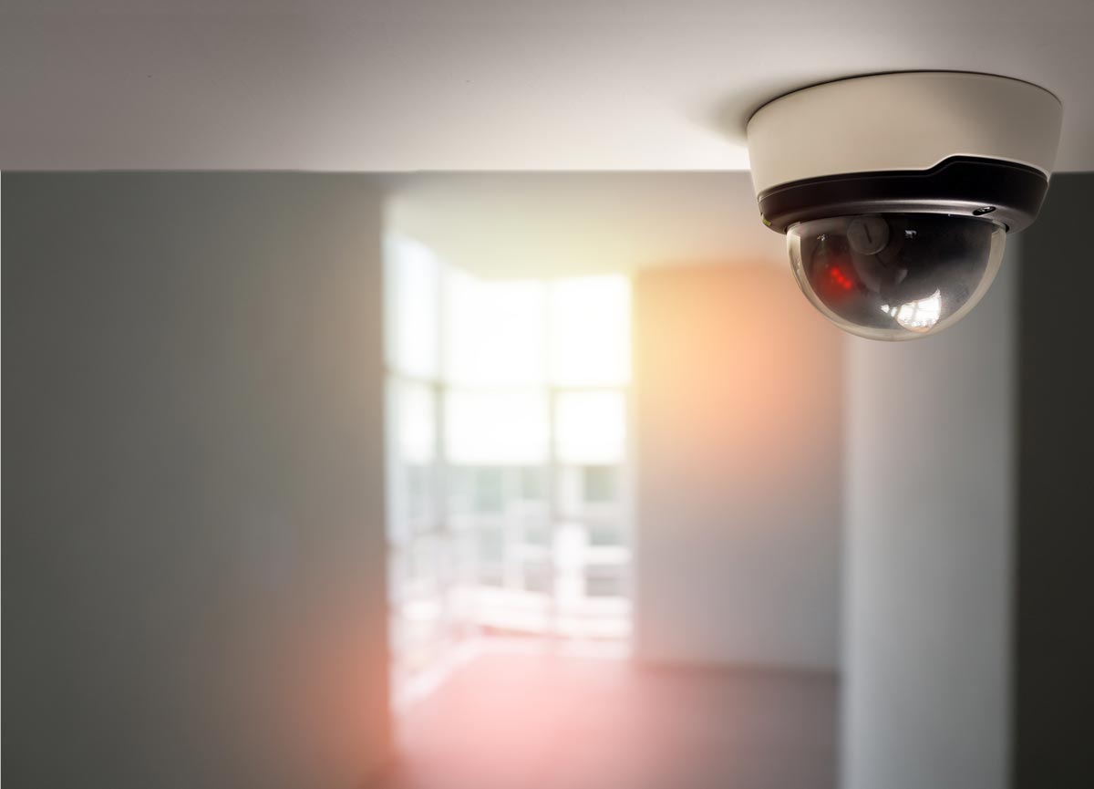 Caméra de surveillance installée au plafond dans un couloir