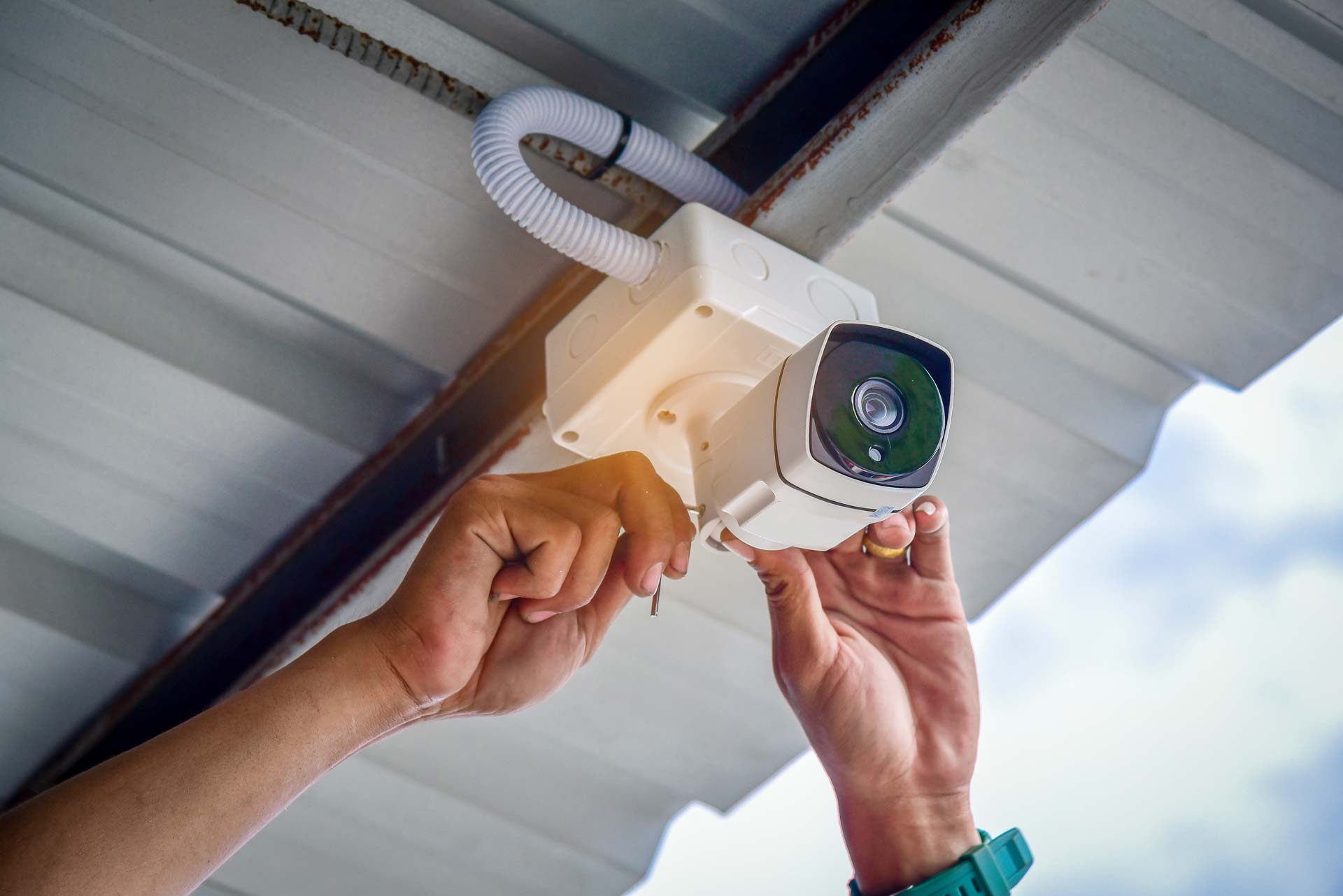 Installation d'une caméra de surveillance dans un entrepôt